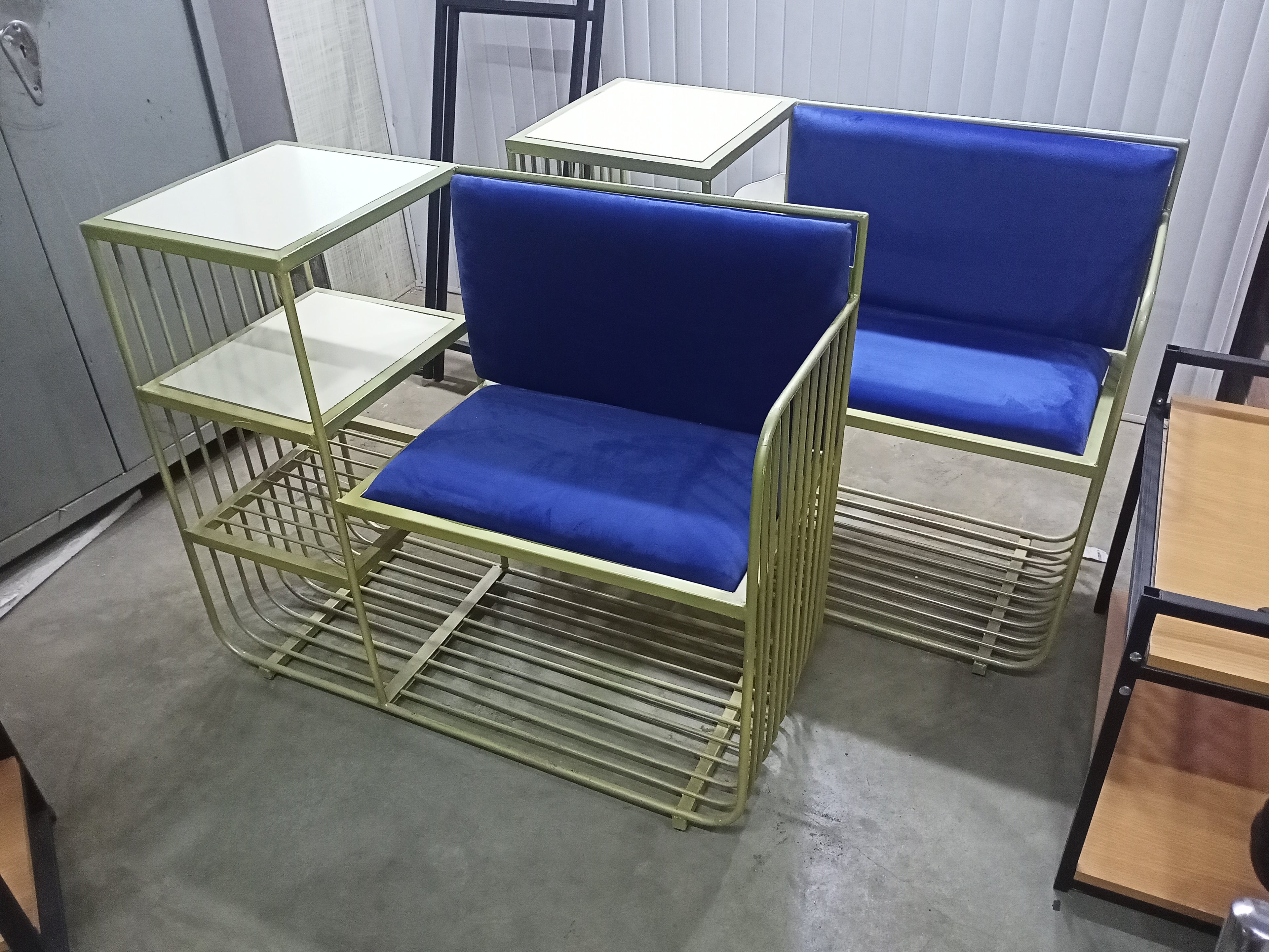 Metal shoe rack with velvet cushions