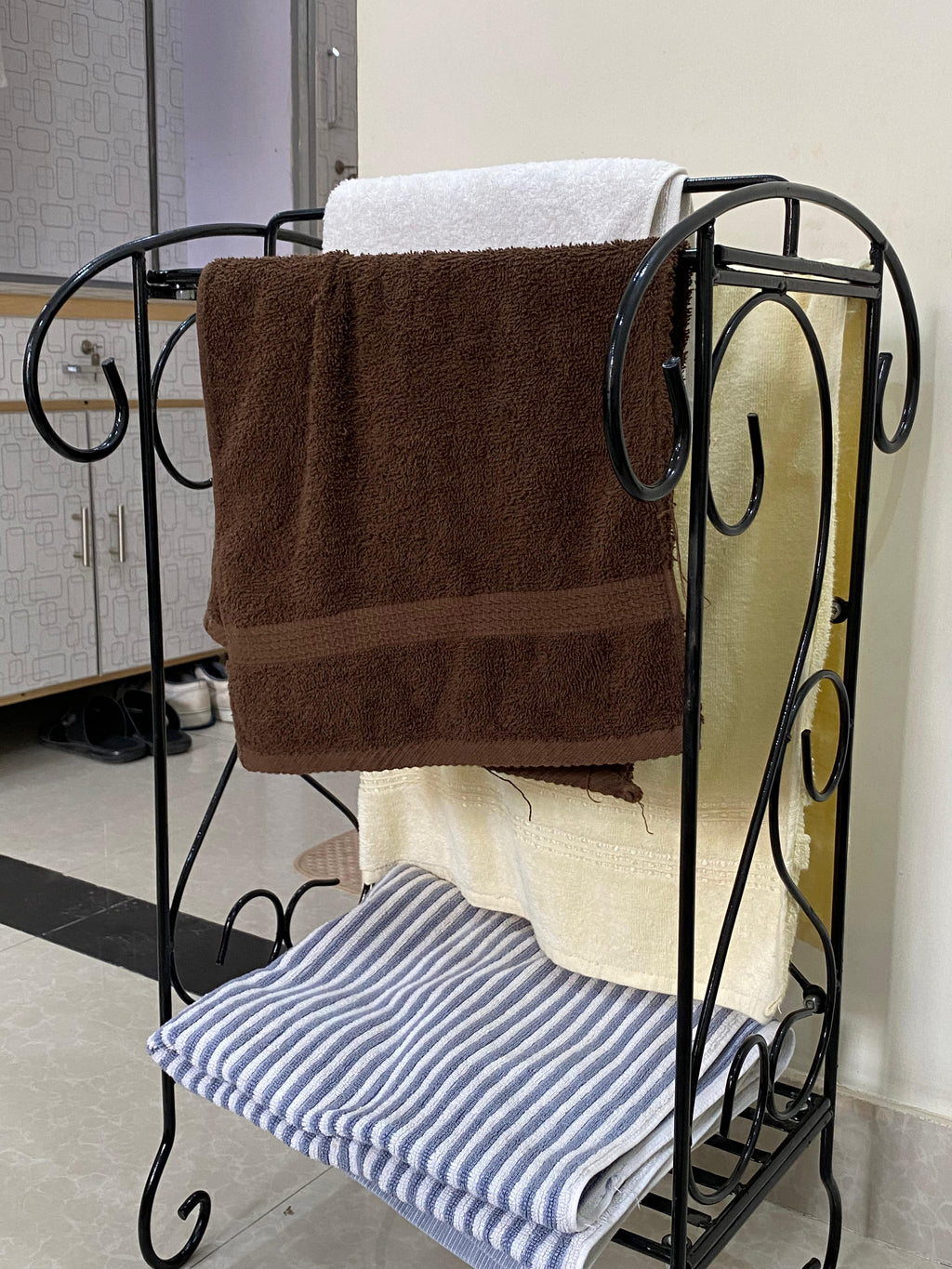 Towel stand in wrought iron