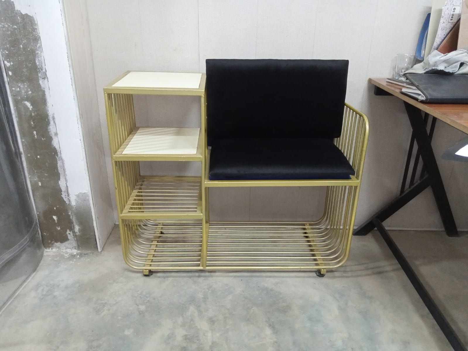 Metal shoe rack with velvet cushions